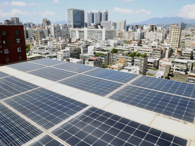 台灣新聞通訊社-新建物屋頂光電義務爭議 能源署：與民團有共識已收到內政部擬定內容
