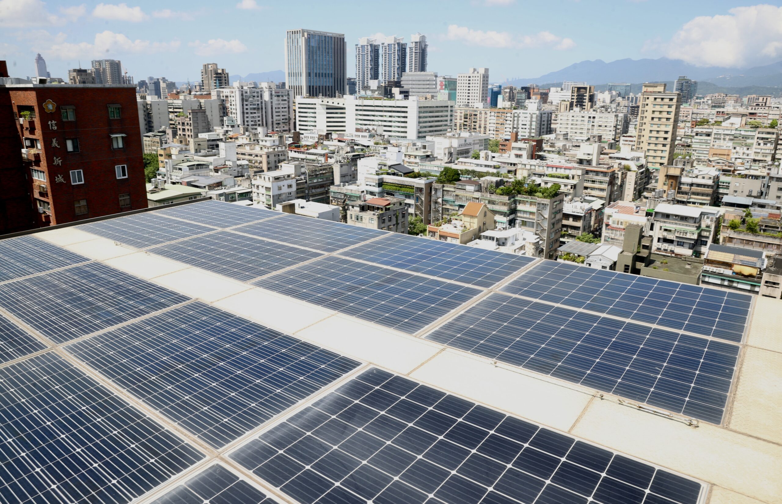 台灣新聞通訊社-新建物屋頂光電義務爭議 能源署：與民團有共識已收到內政部擬定內容