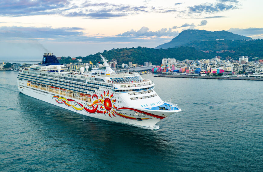 台灣新聞通訊社-高雄港今年第八艘首航郵輪登場 挪威郵輪太陽號體驗港都文化風情