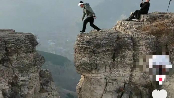 台灣新聞通訊社-男子打卡山東未開發野山 驚險躍10米深裂縫「跳崖」 網友斥嫌命長