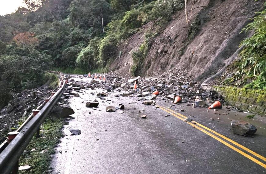 台灣新聞通訊社-太平山遊樂區聯外道路坍塌！雙向受阻急搶修 明上午恢復開園