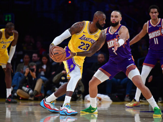 台灣新聞通訊社-NBA／「浮誇聳肩」嘲諷詹皇 布魯克斯：他喜歡別人向他低頭