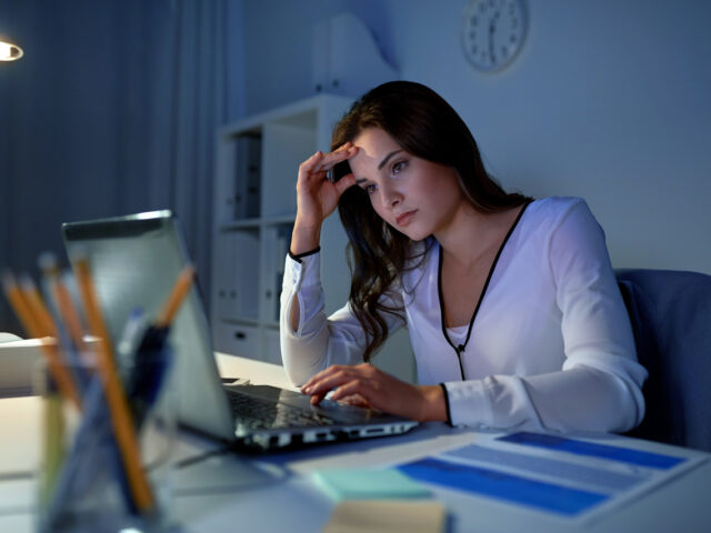 台灣新聞通訊社-年後跳槽怕「離職預告」影響年終 網一面倒勸她：領完錢再講