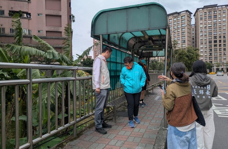 台灣新聞通訊社-汐止區水都社區公車候車亭老舊 鐵座椅生鏽斷掉…會勘汰舊換新