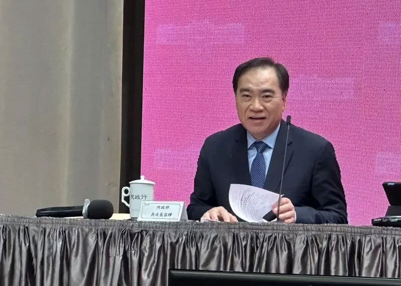 台灣新聞通訊社-中選會代理主委吳容輝被點名出戰嘉縣長 藍綠政壇兩樣情