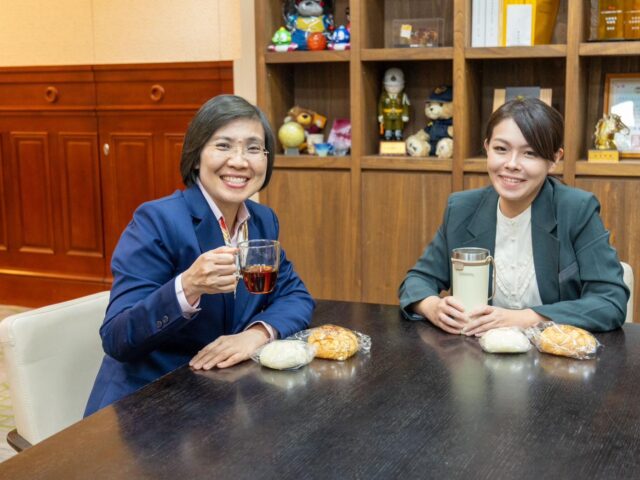 台灣新聞通訊社-「跨縣市藍白合」拚縣長？徐欣瑩臉書曬照 送這個賀高虹安復職