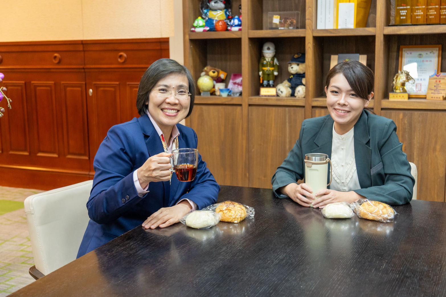 台灣新聞通訊社-「跨縣市藍白合」拚縣長？徐欣瑩臉書曬照 送這個賀高虹安復職