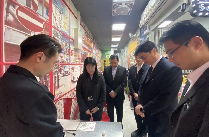 台灣新聞通訊社-香港宏福苑大火港人在台設弔唁點 邱垂正前往致意