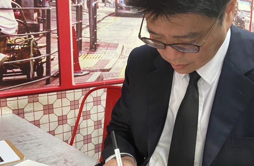 台灣新聞通訊社-香港大火在台港人設弔唁點 邱垂正前往致意