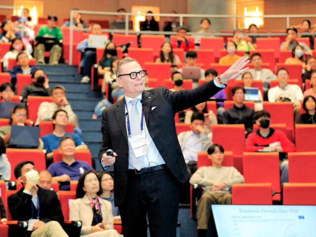 台灣新聞通訊社-諾貝爾得主羅賓森赴台大演講：分散政治權力才能維持創新