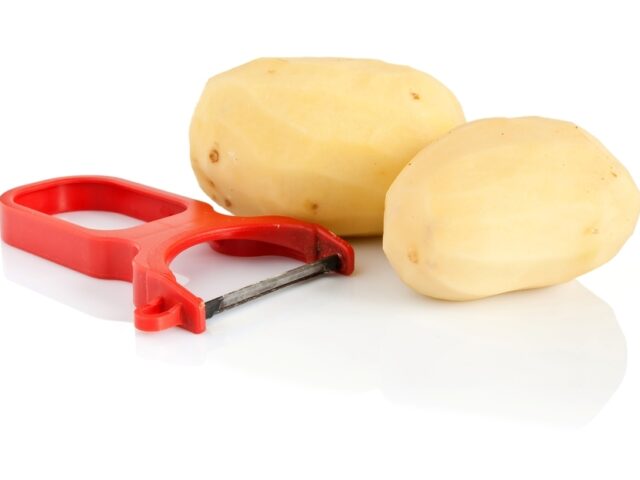 台灣新聞通訊社-削皮器兩旁小洞作用曝光 一票人恍然大悟：第一次知道