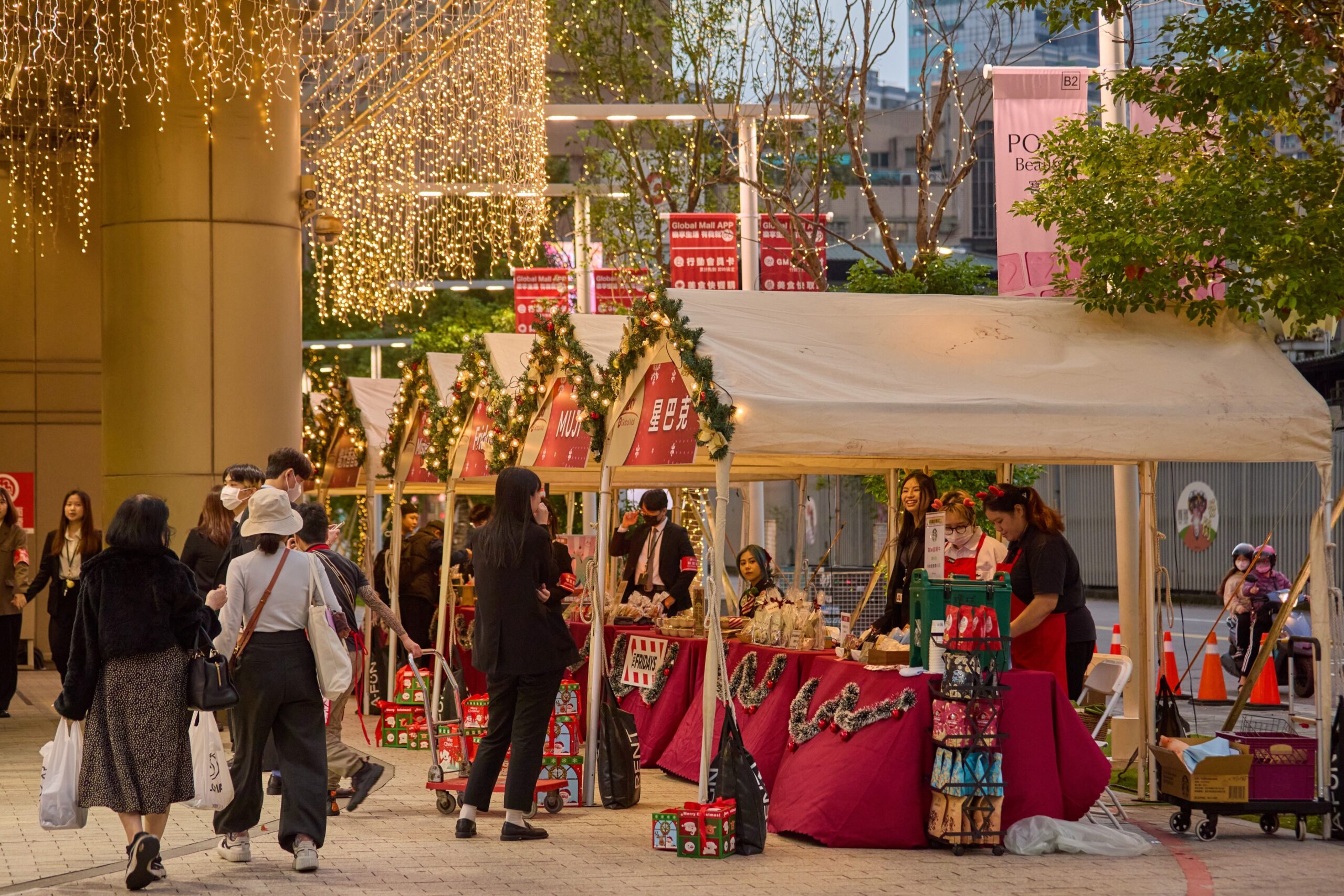 台灣新聞通訊社-Global Mall新北中和「異國微醺派對」 會員獨享露營車調酒饗宴