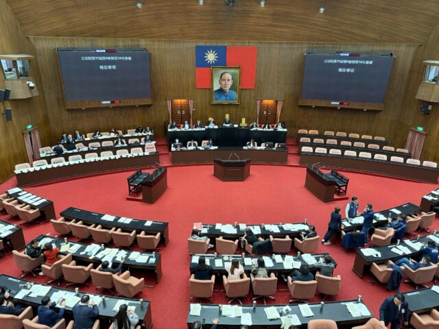 台灣新聞通訊社-藍白人數優勢通過 立法院延會無縫接軌下會期