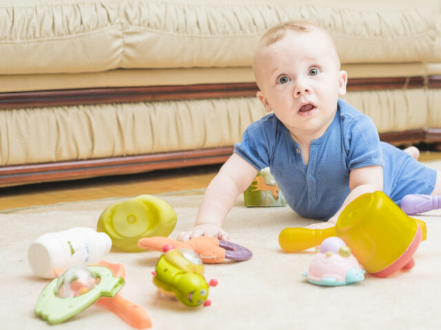 台灣新聞通訊社-鋪滿巧拼也沒用！鄰居晚上7點就嫌小孩吵 她淚訴：前房客也被逼走