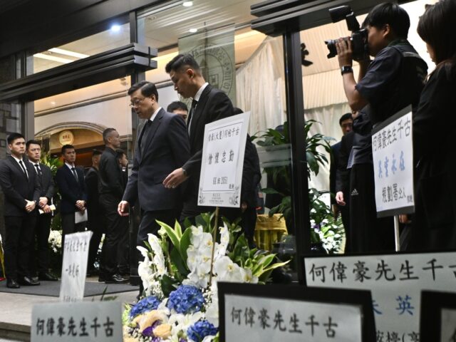 台灣新聞通訊社-宏福苑大火吞160命 殉職消防員設靈 女友花圈：不思量自難忘