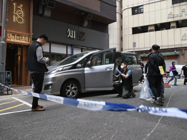 台灣新聞通訊社-香港上環3持刀匪當街搶10億日圓 1嫌疑懷贓款港鐵站外落網