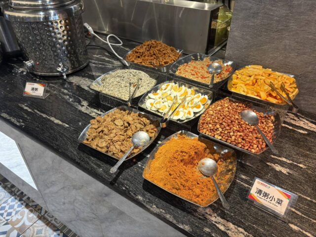 台灣新聞通訊社-他見貴族世家自助吧1區域都沒人搶 一票人見菜色：絕對吃爆