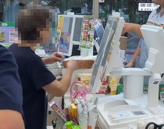 台灣新聞通訊社-天母阿嬤狂盧店員！早上買的關東煮下午拿回去退 網笑：把超商當好市多？
