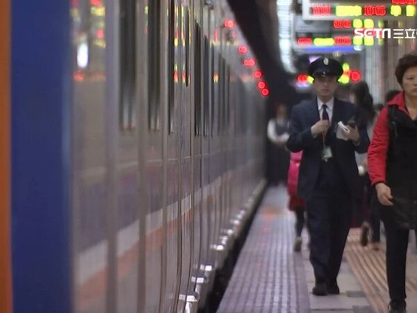 台灣新聞通訊社-朱自清爸爸爬累了？月台下塞滿座椅引熱議…台鐵曝真相再補1刀笑翻眾人