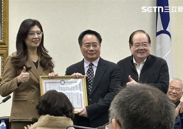 台灣新聞通訊社-鄭麗文頒最高榮譽獎章給蔡正元　學者驚問：「百年大黨」鼓勵人民犯法？