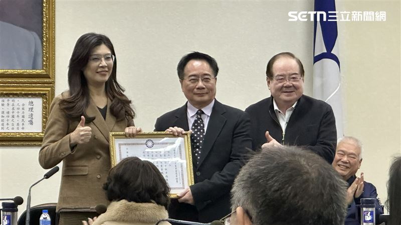 台灣新聞通訊社-鄭麗文頒最高榮譽獎章給蔡正元　學者驚問：「百年大黨」鼓勵人民犯法？