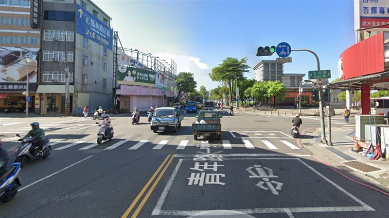 台灣新聞通訊社-騎士看傻！鳳山「汽車版高雄式左轉」出沒　自小客逆向秒轉將重罰