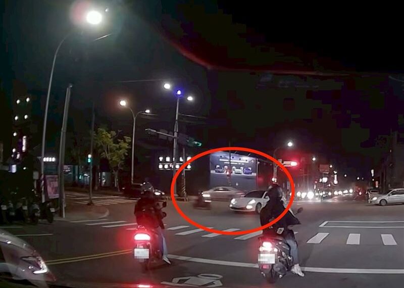 台灣新聞通訊社-驚悚畫面曝光！保時捷左轉…「直行摩托車」導彈式撞擊　騎士噴飛斷腿