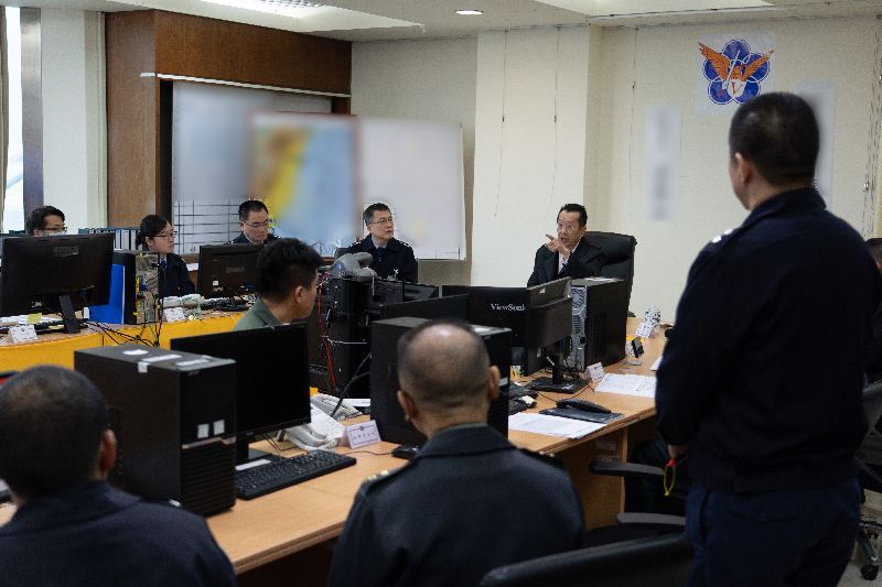 台灣新聞通訊社-救援變求救!貨輪擱淺花蓮外海 馳援拖船營救「遭撞衝岸」5人反被救