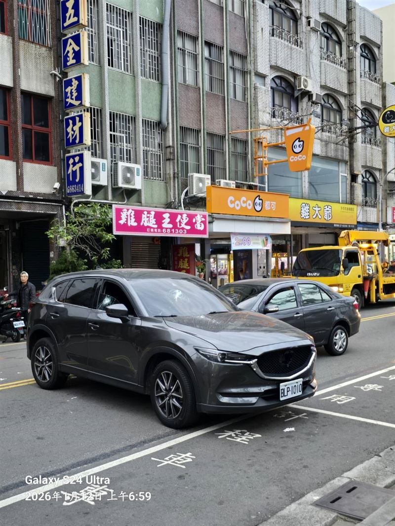 台灣新聞通訊社-頭份街頭槍擊！休旅車男遭埋伏攔車「連開3槍」畫面曝　2男腳中彈送醫