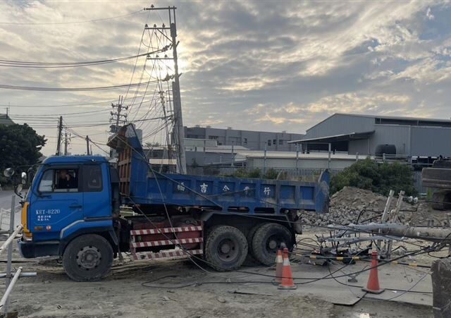 台灣新聞通訊社-快訊／工程車擊殺電桿斷了！仁武區1666戶陷黑暗　台電全力搶修中