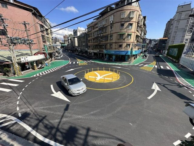 台灣新聞通訊社-士林不只有大香腸、還有「大」圓環！網熱議：台灣人懂嗎？