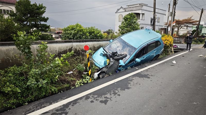 台灣新聞通訊社-宜蘭驚悚車禍影片曝！騎士「飛天3米」撞反光鏡重傷　汽車失控衝水溝