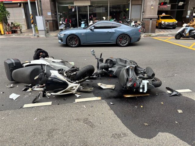 台灣新聞通訊社-台中2騎士猛撞「人飛起來」！汽油濺滿地　民眾目擊嚇壞：傷者滿臉血