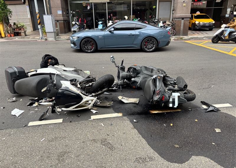 台灣新聞通訊社-台中2騎士猛撞「人飛起來」!汽油濺滿地 民眾目擊嚇壞:傷者滿臉血