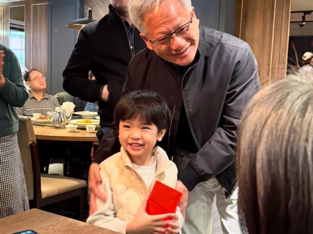 台灣新聞通訊社-幸運兒！黃仁勳親送生日紅包給「他」　畫面曝光網羨：驕傲一輩子