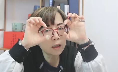 台灣新聞通訊社-黃國昌訪美喊談軍購　黃智賢酸爆：跟海關還是移民局談？你逃兵懂個屁