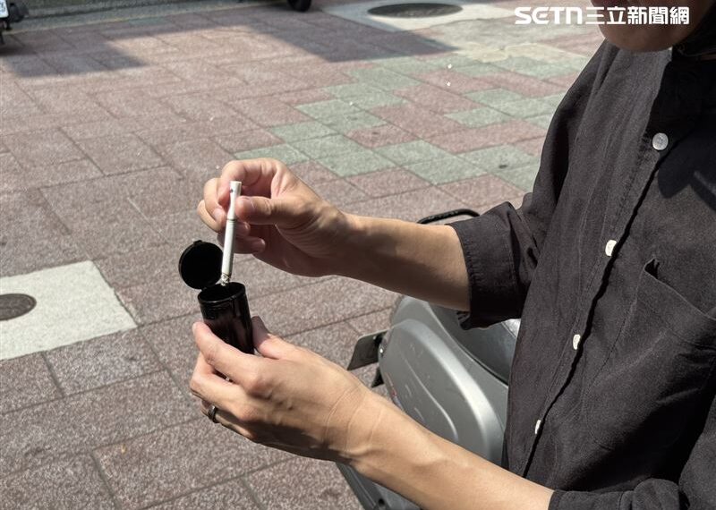 台灣新聞通訊社-站牌吸菸「嘴含菸」硬闖公車!男嗆運將「我有錢愛被罰」 見報警卻秒逃