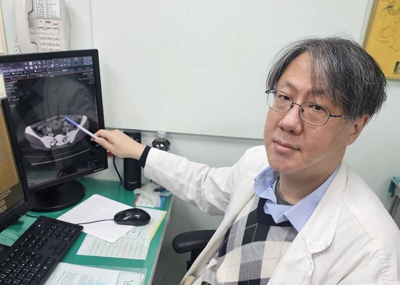 台灣新聞通訊社-45歲女劇烈腹痛1個月狂吐 驚見「小腸套疊」如望遠鏡 醫揪出罕見腫瘤