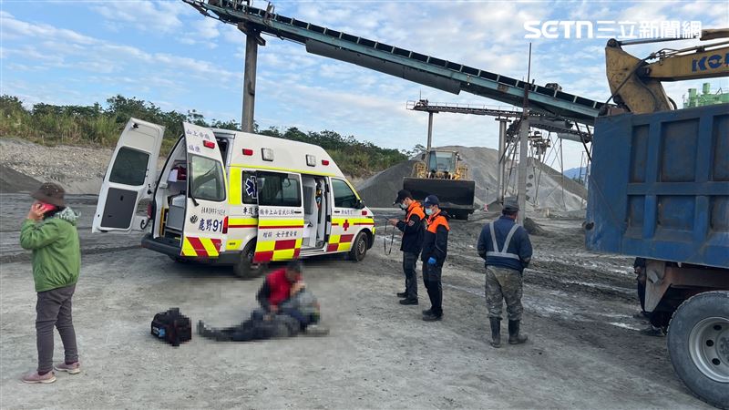 台灣新聞通訊社-死者身分曝！台東7旬翁遭巨型推土機輾斃…家屬接噩耗忍痛「放棄治療」