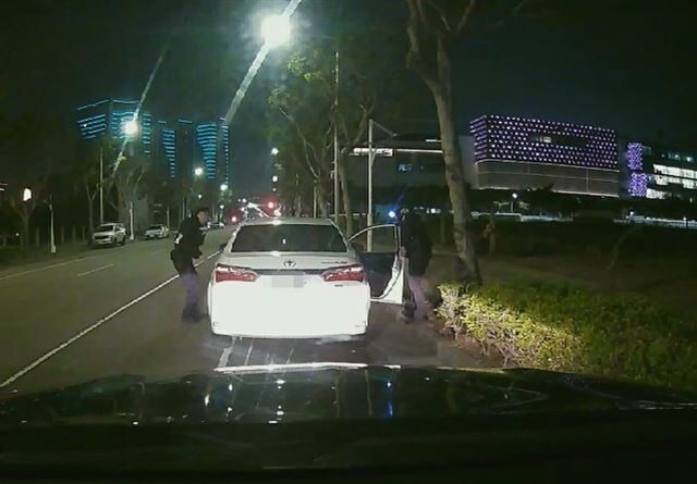 台灣新聞通訊社-台中男倒臥車內！6歲女童電話求救：阿北一直睡！　台中警神速尋獲救回