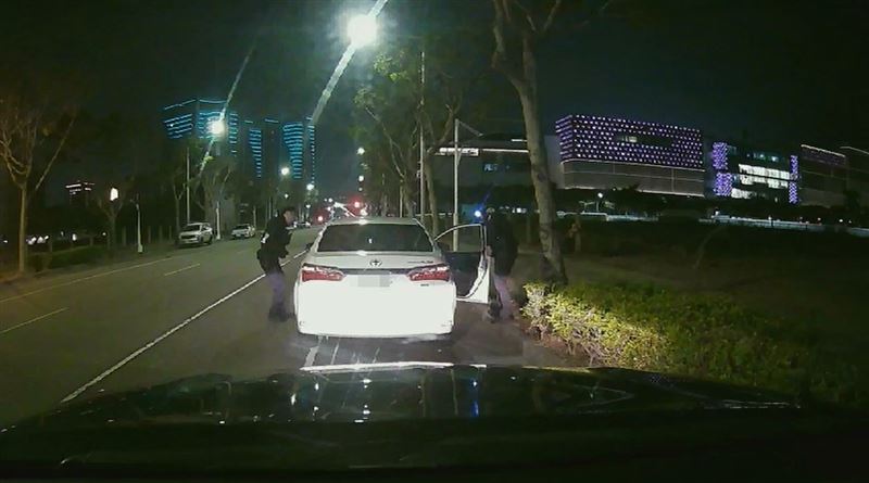 台灣新聞通訊社-台中男倒臥車內!6歲女童電話求救:阿北一直睡! 台中警神速尋獲救回