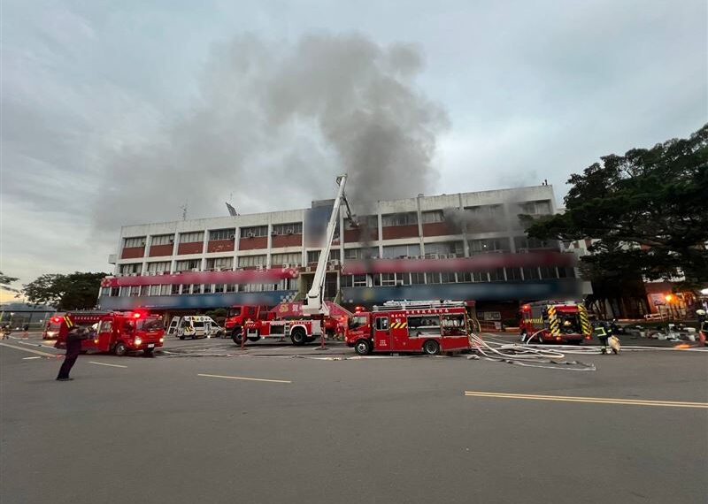 台灣新聞通訊社-快訊／輔大驚傳火警！大量濃煙竄天　校方：2樓研究室起火