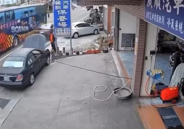 台灣新聞通訊社-馬路驚魂！女路人走到一半 「黑影竄出」她倒地…酒駕惡男竟逃走了