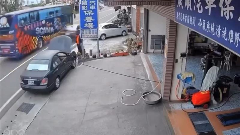 台灣新聞通訊社-馬路驚魂！女路人走到一半 「黑影竄出」她倒地…酒駕惡男竟逃走了