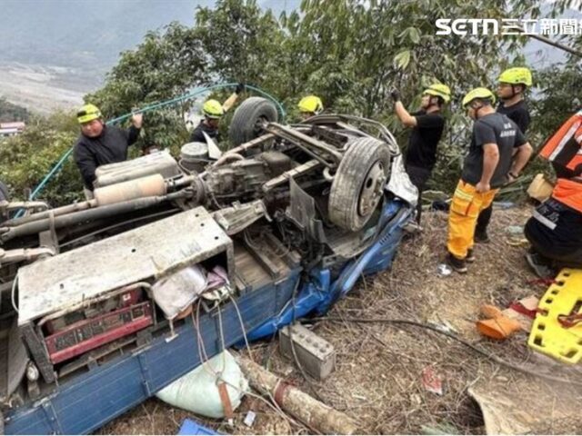 台灣新聞通訊社-南投貨車載肥料又載移工　衝下邊坡撞斷電桿翻覆2死2傷