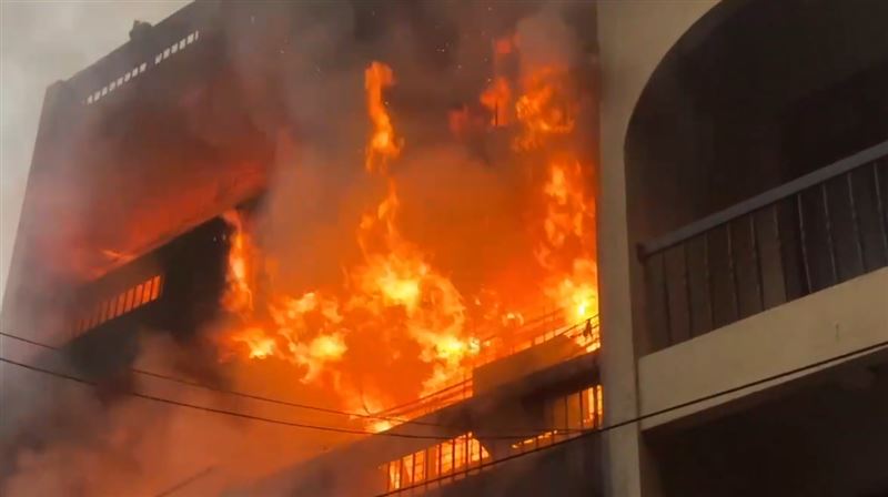 台灣新聞通訊社-烈焰狂竄!台南東區民宅恐怖大火 疑有住戶受困