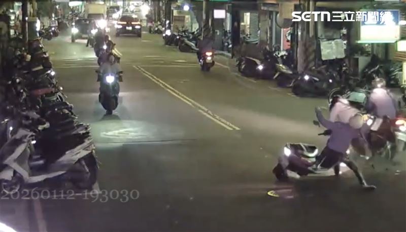 台灣新聞通訊社-快訊／機車突詭切釀連環撞1車噴飛！3騎士受波及　1人傷勢嚴重送醫