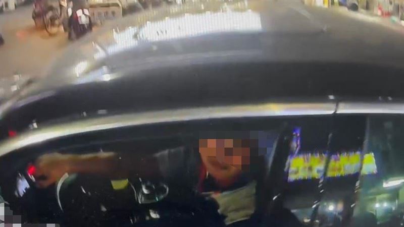 台灣新聞通訊社-惡劣！高雄男酒駕逆向還拒檢逃逸　勇警「浴血破窗」畫面曝