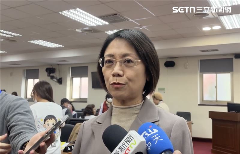 台灣新聞通訊社-反年改出包！忘寫施行日期害公務員退休金沒變多　翁曉玲：惡意曲解