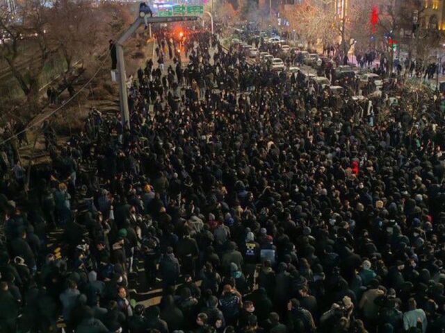 台灣新聞通訊社-美軍即將出手？伊朗深夜再爆反政府示威　川普：德黑蘭「麻煩大了」